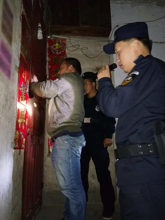 鄂尔多斯粗心妈妈误将幼女锁家中 