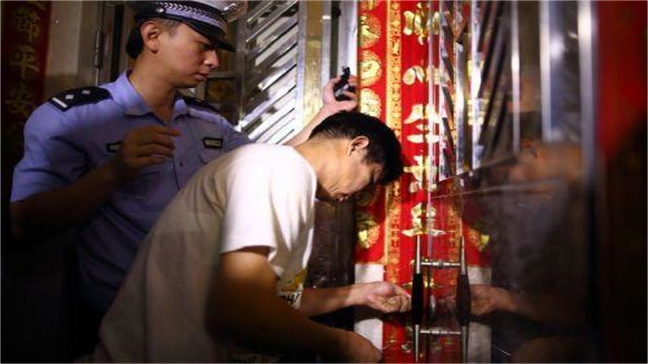 鄂尔多斯请开锁师傅开了锁后，师傅